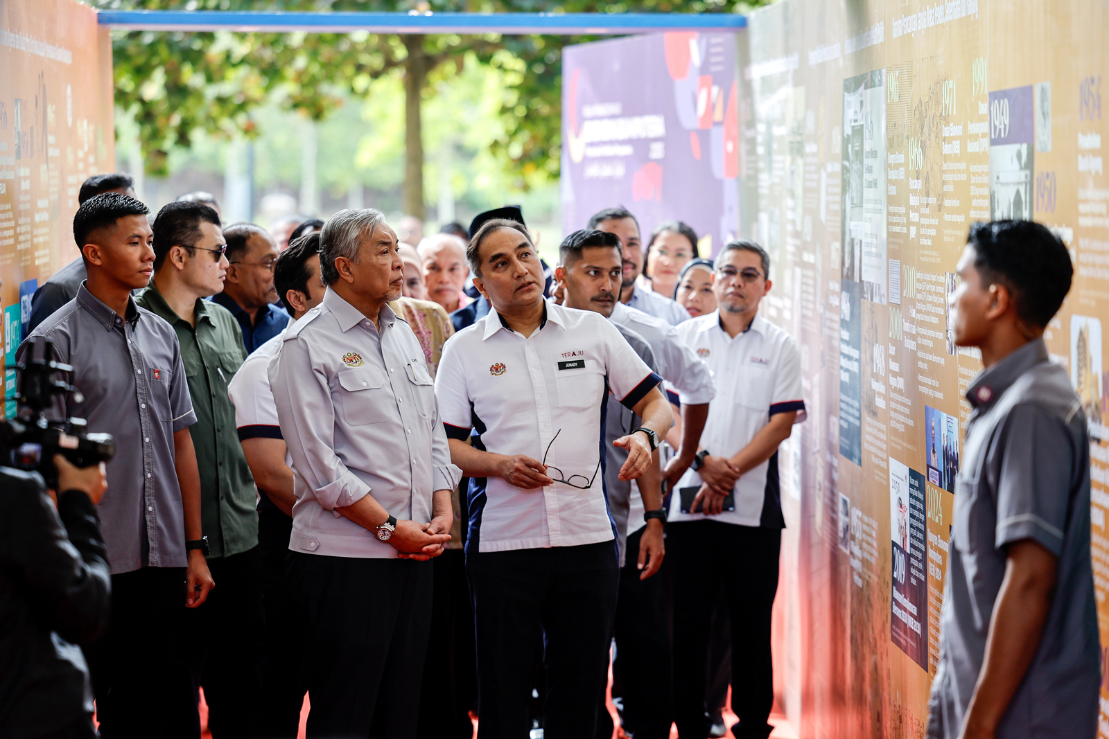 阿末扎希（左2）参观土著经济转型蓝图（PuTERA35）推广活动。