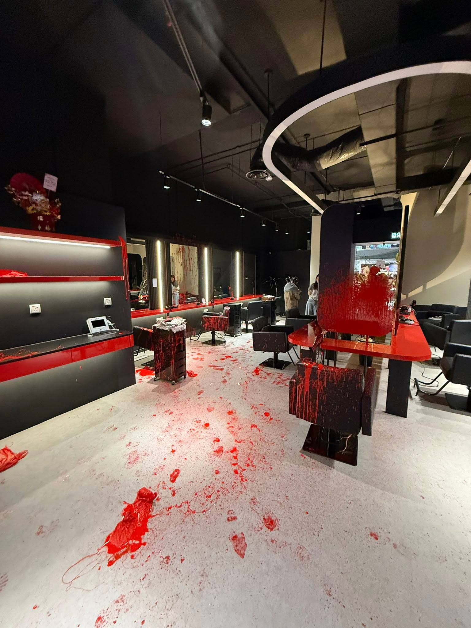 理发院内到处都是红漆。