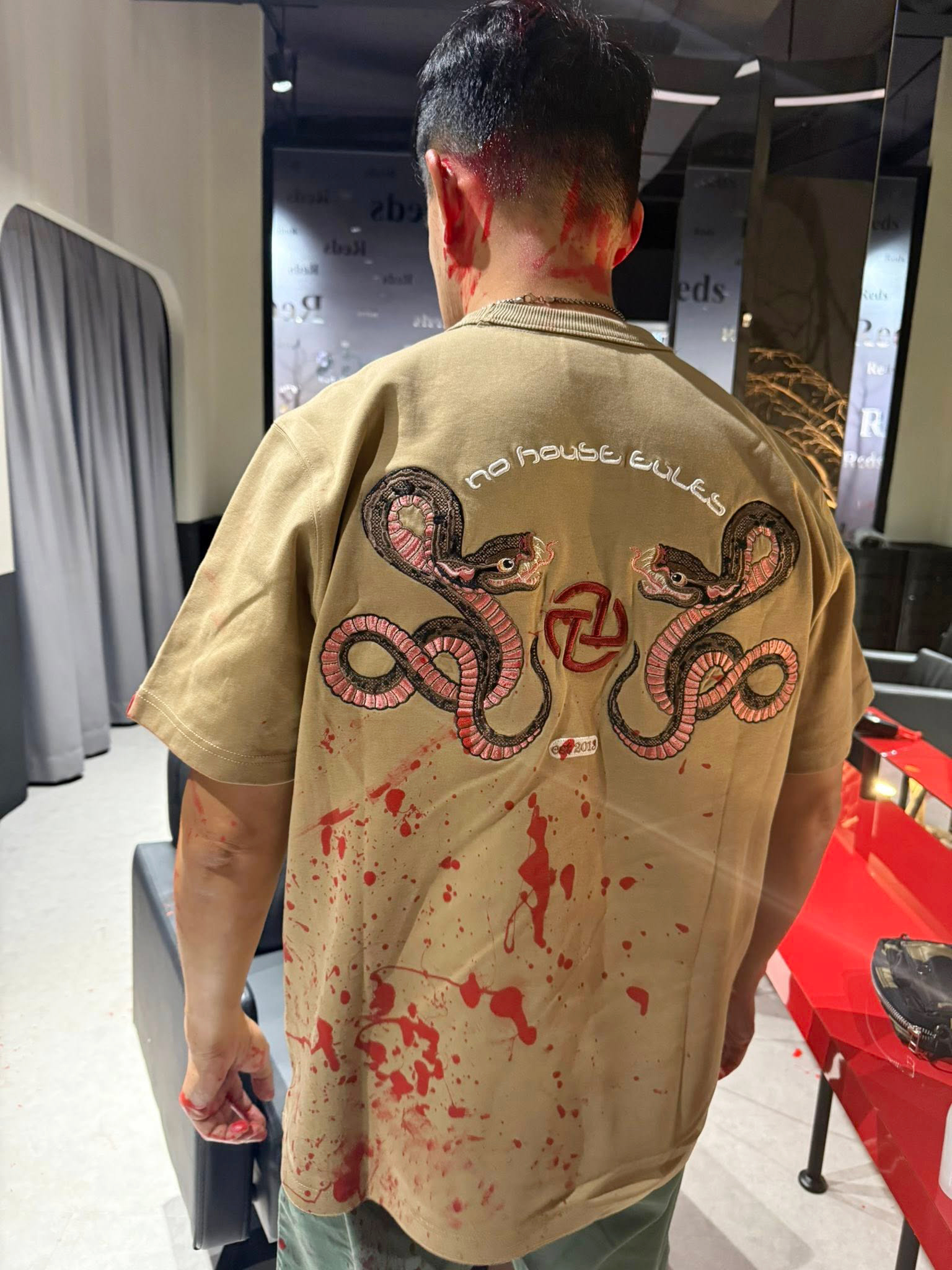 顾客的身上全沾染到红漆，所幸理发院业者提供干净的衣服更换。