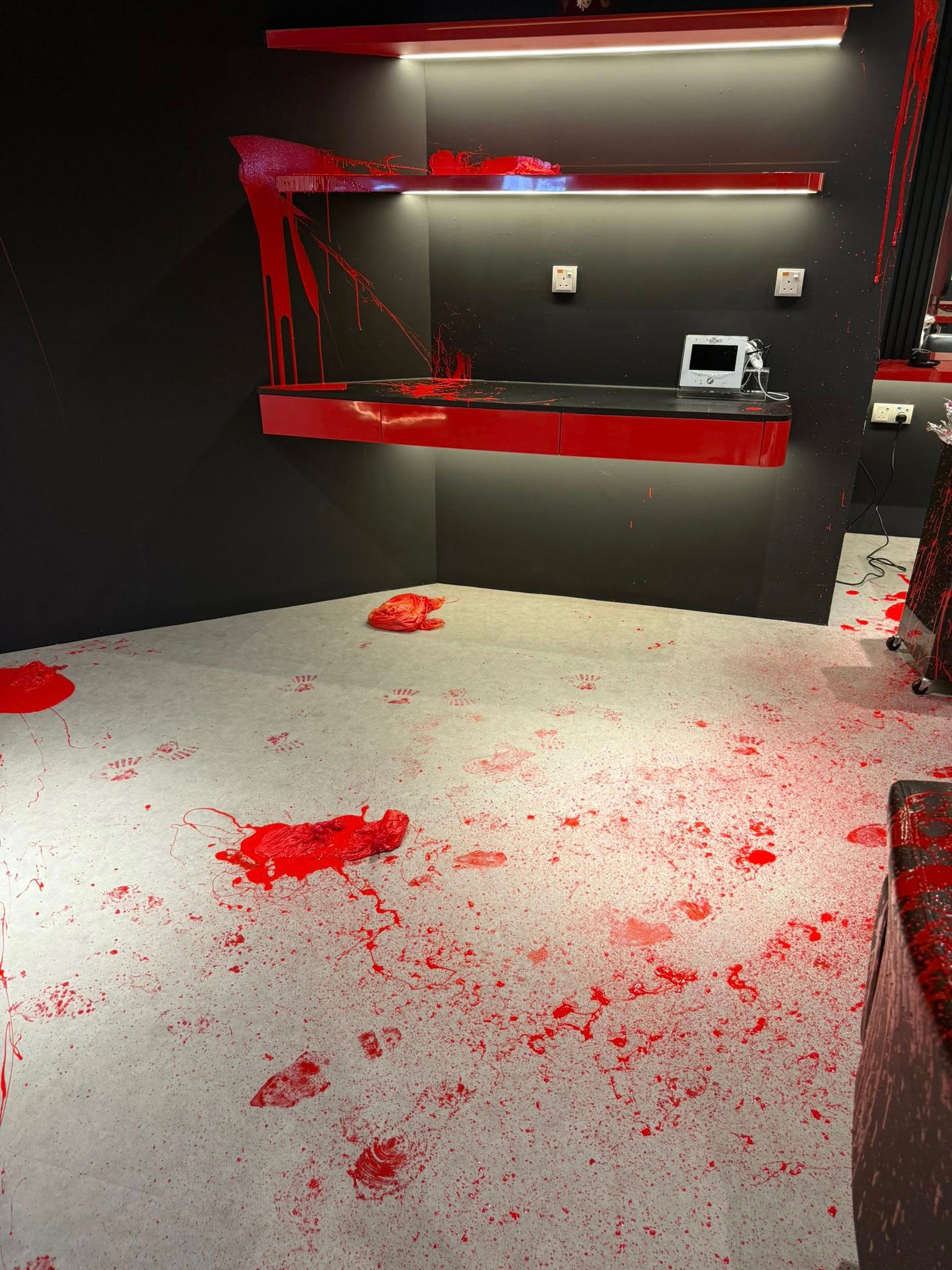 两名戴面具男子向热闹的购物商场内理发院泼红漆。