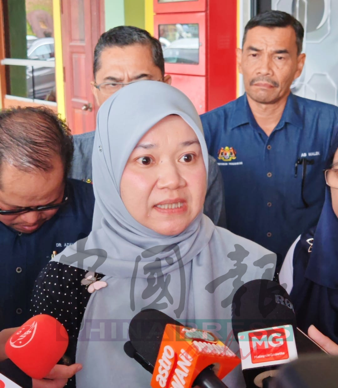 法丽娜西迪到甲州教育局听取案件汇报后,向记者发言。