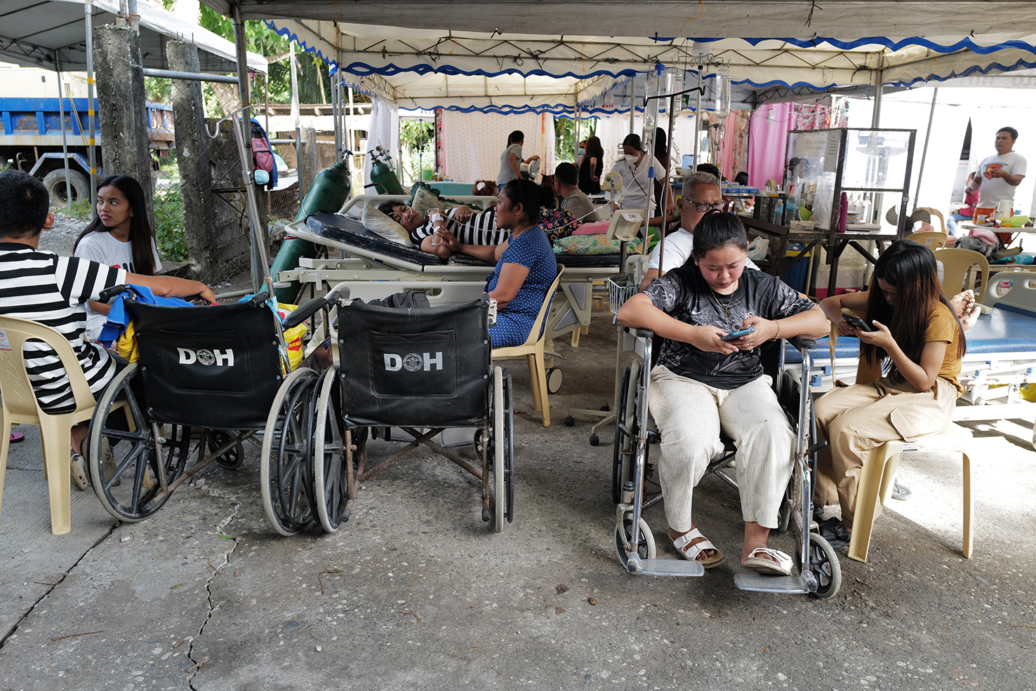 马奈市的医院在地震中建筑受损，家属和患者周六暂时在医院外露宿。（美联社）