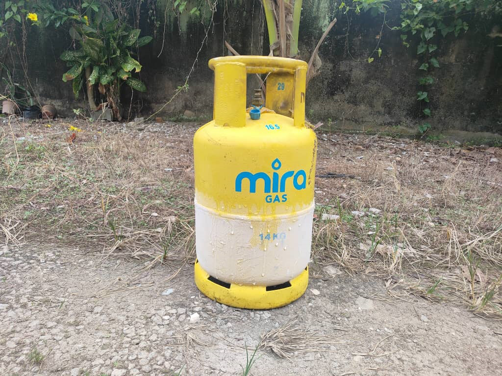 液化石油气桶被搬离住家，所幸没有引发爆炸事件。（照片消拯局提供）