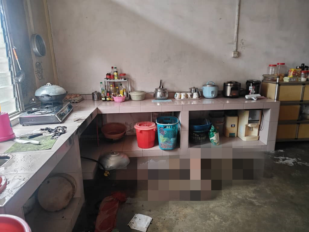 男子被发现时，全身被烧伤，毙命于住家厨房。（照片消拯局提供）