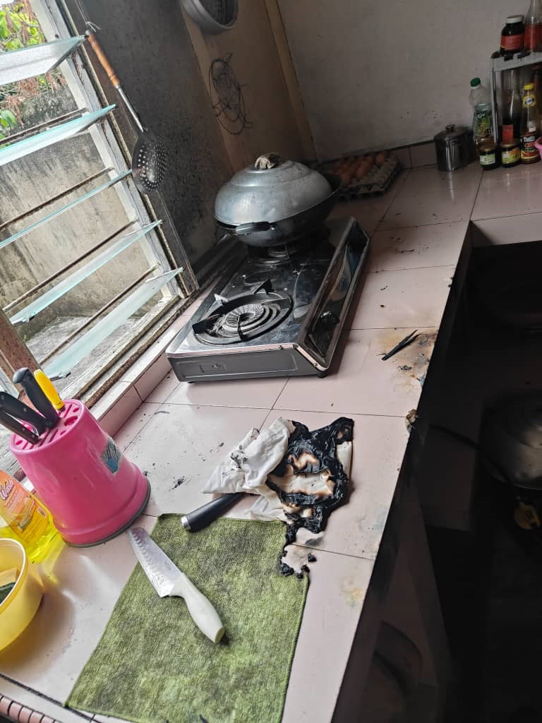 事发住家厨房有被烧的痕迹。（照片消拯局提供）