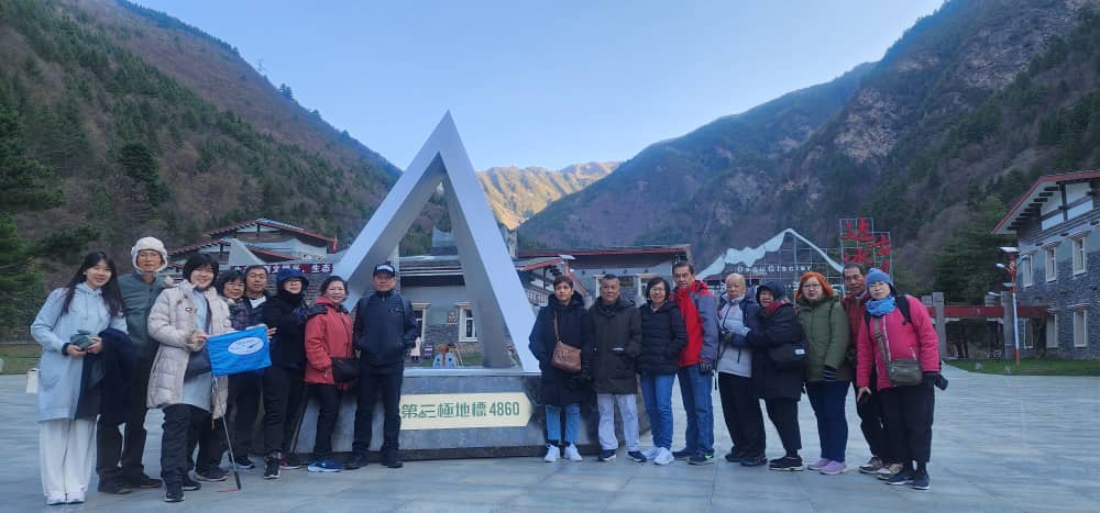 团友们整装待发，准备前往海拔4860米的达古冰川。