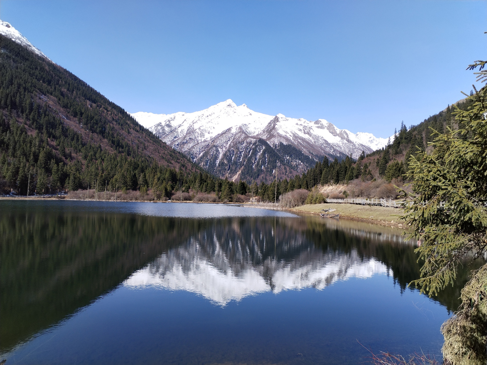 湖面上折射出冰川的倒影，景致非常迷人。