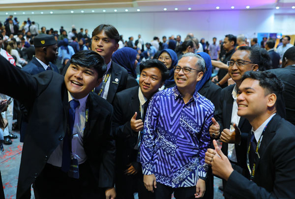 法米（右3）与出席者合影留念。（马新社）