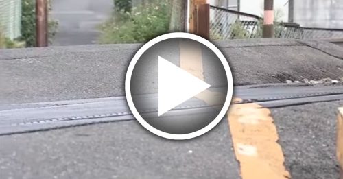 妇人走平交道跌倒 “坚持捡东西”遭列车撞死