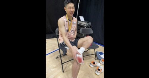 北极羽球公开赛｜脚底起泡流血 周天成强忍夺冠