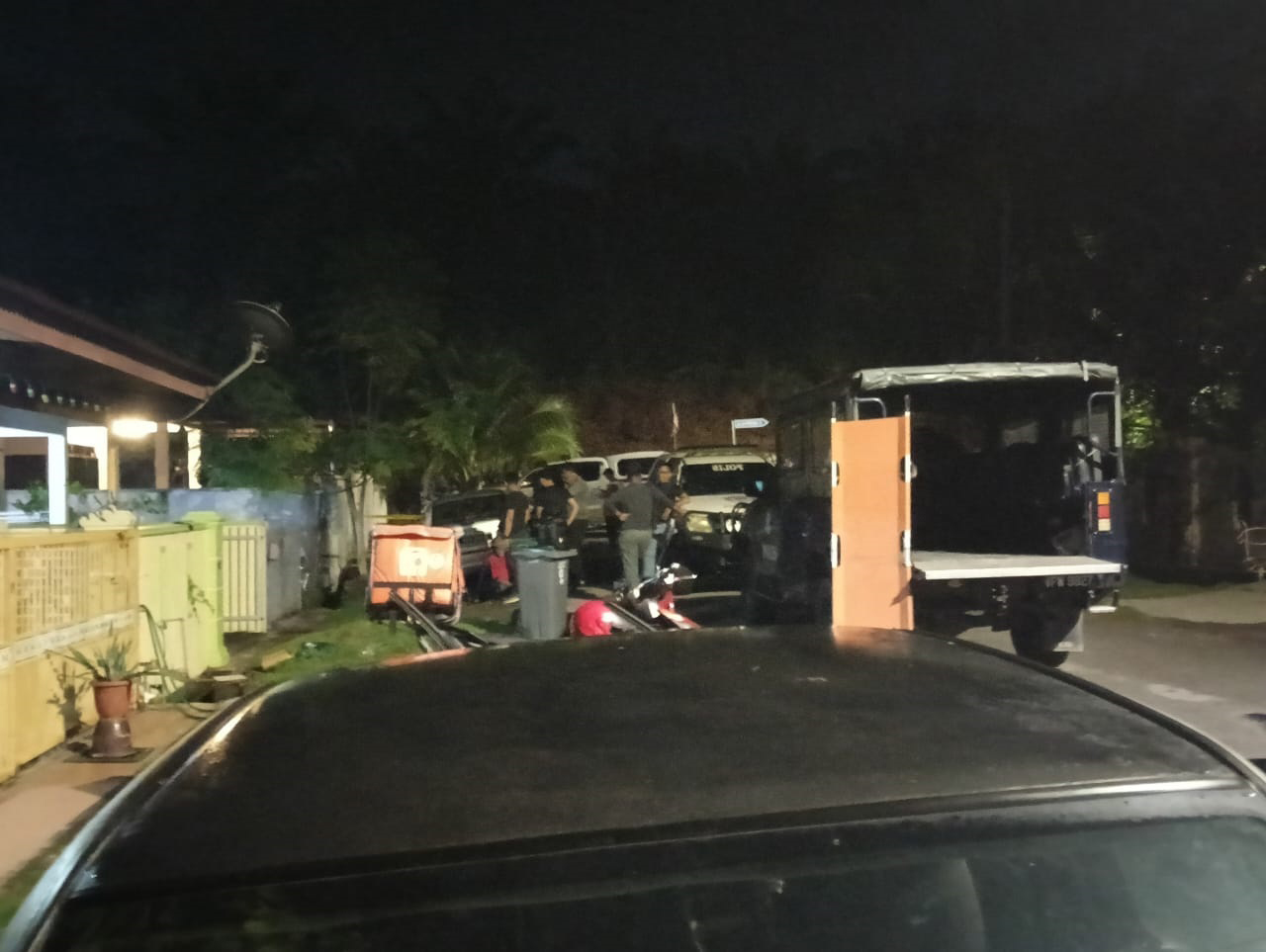 亚罗牙也一间民宅发生命案，警方到场展开调查。