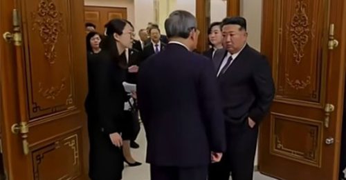 金正恩态度冷淡 手插口袋告别李强