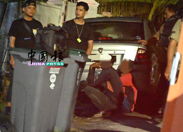 两名死者室友（蹲者）发现命案。