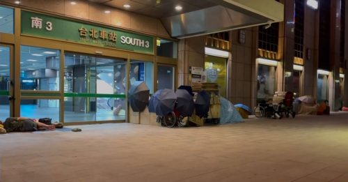 女子疑醉倒躺车站大厅 遭通缉犯当众侵犯