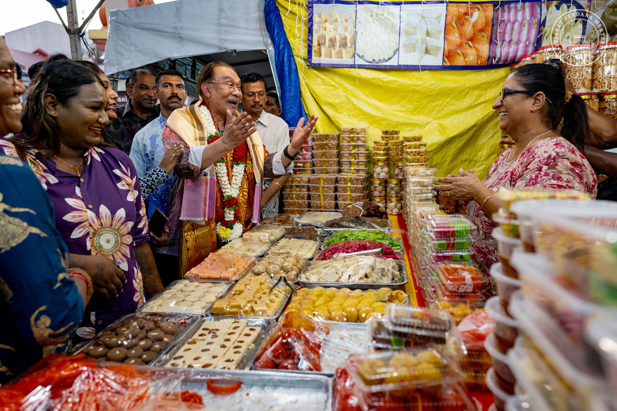 屠妖节将至 首相走访小印度视察节庆准备