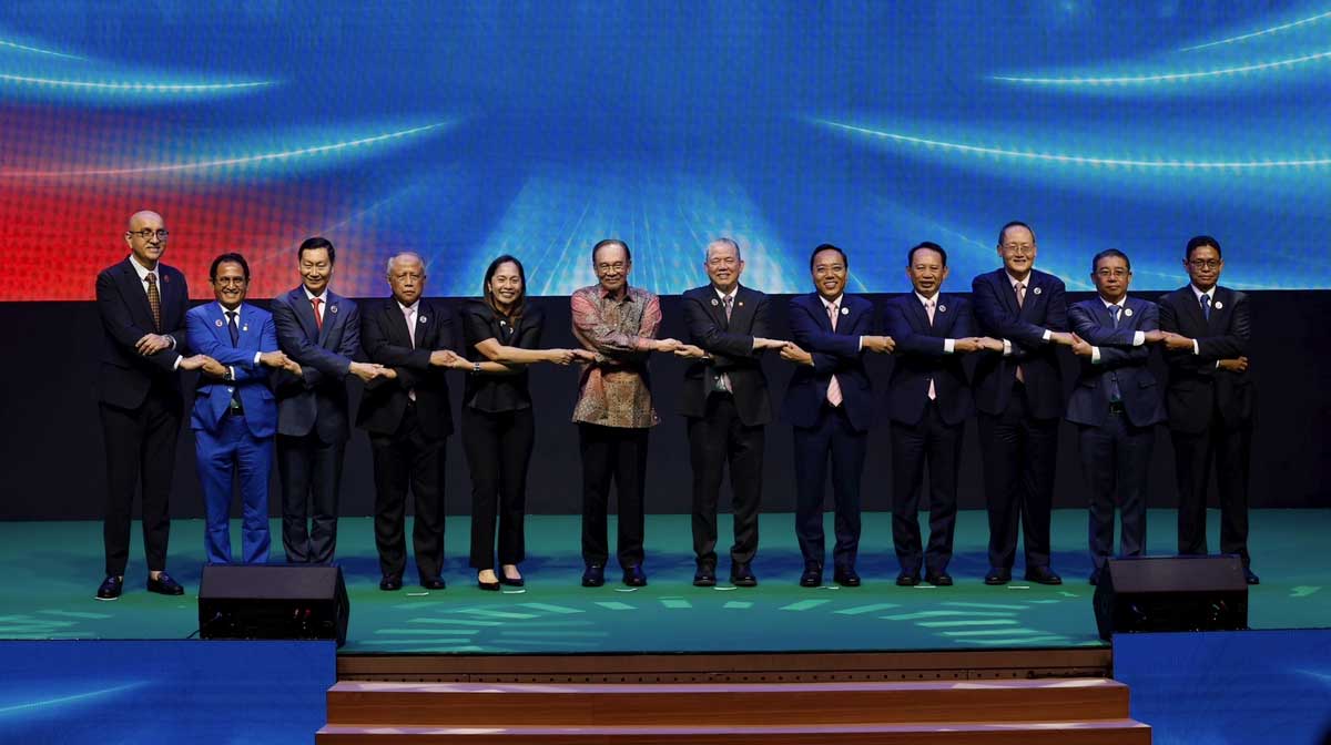 安华（左6起）与法迪拉和东盟各国能源部长一起牵手，象征各国关系稳固。