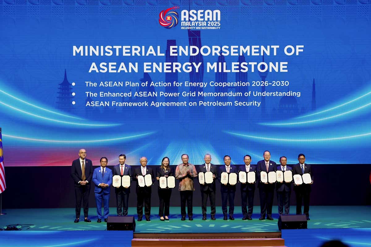 安华（左6）见证东盟能源部长展示协议仪式，右6为法迪拉。