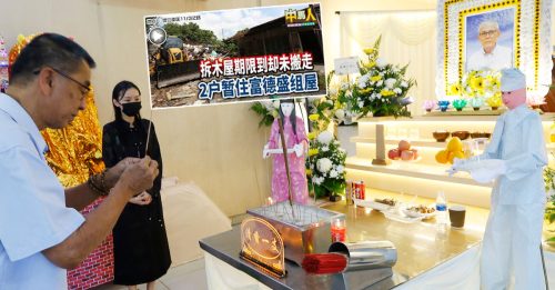 为护家园多次救火 77岁老翁遭烧伤 抢救月余不治