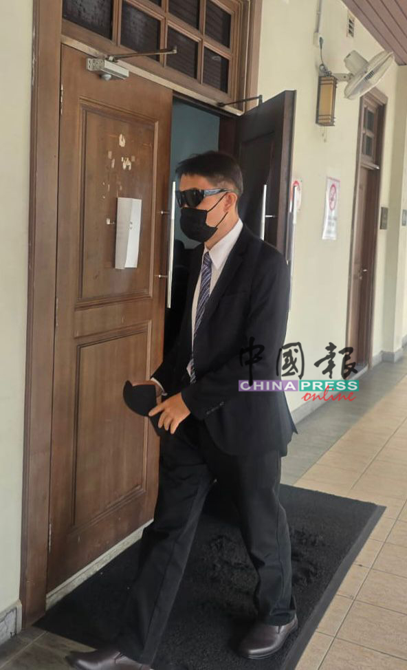 被告阮宏达戴着墨镜及黑色口罩出庭，不让样貌曝光。