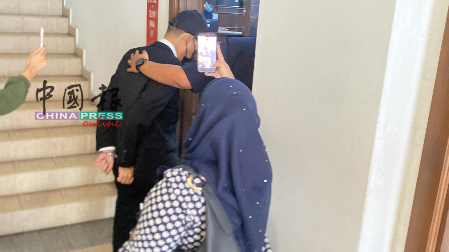 被告在乔治市第二推事庭面控后，被庭警铐上手铐，带到第二推事庭面控。