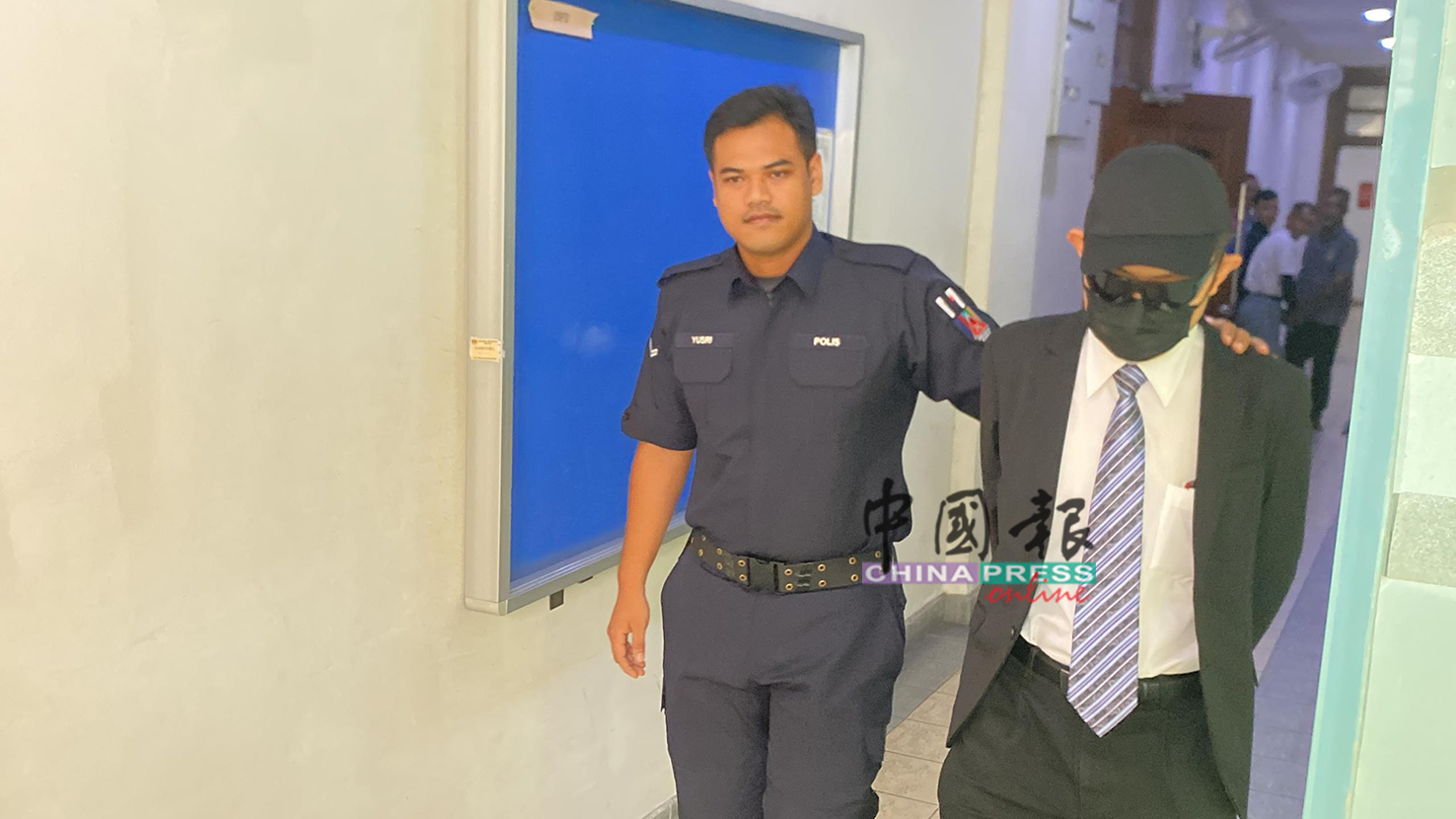 庭警带着被告，前往第二推事庭，面对3项控状的提控。