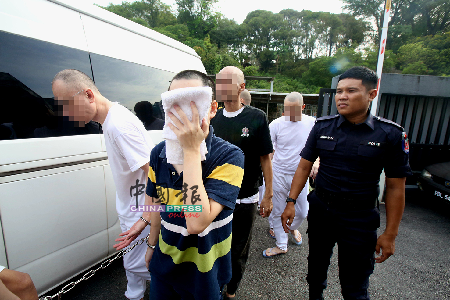 梁文胜（右）涉嫌诱拐、非法禁锢以及性侵儿童，原定于周五开庭审理，基于承审的法官职务有所更动而被迫展延。