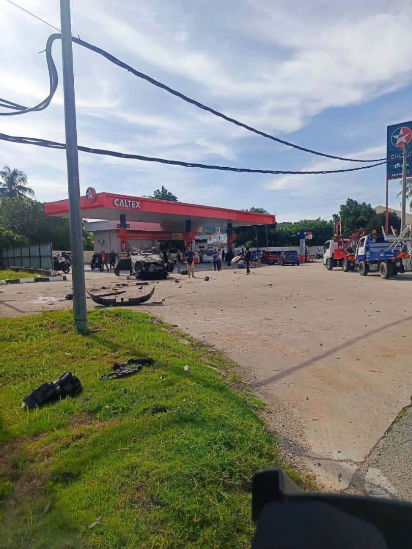 疑为闪避摩哆 猛撞加油站分界堤 车辆凌空翻滚