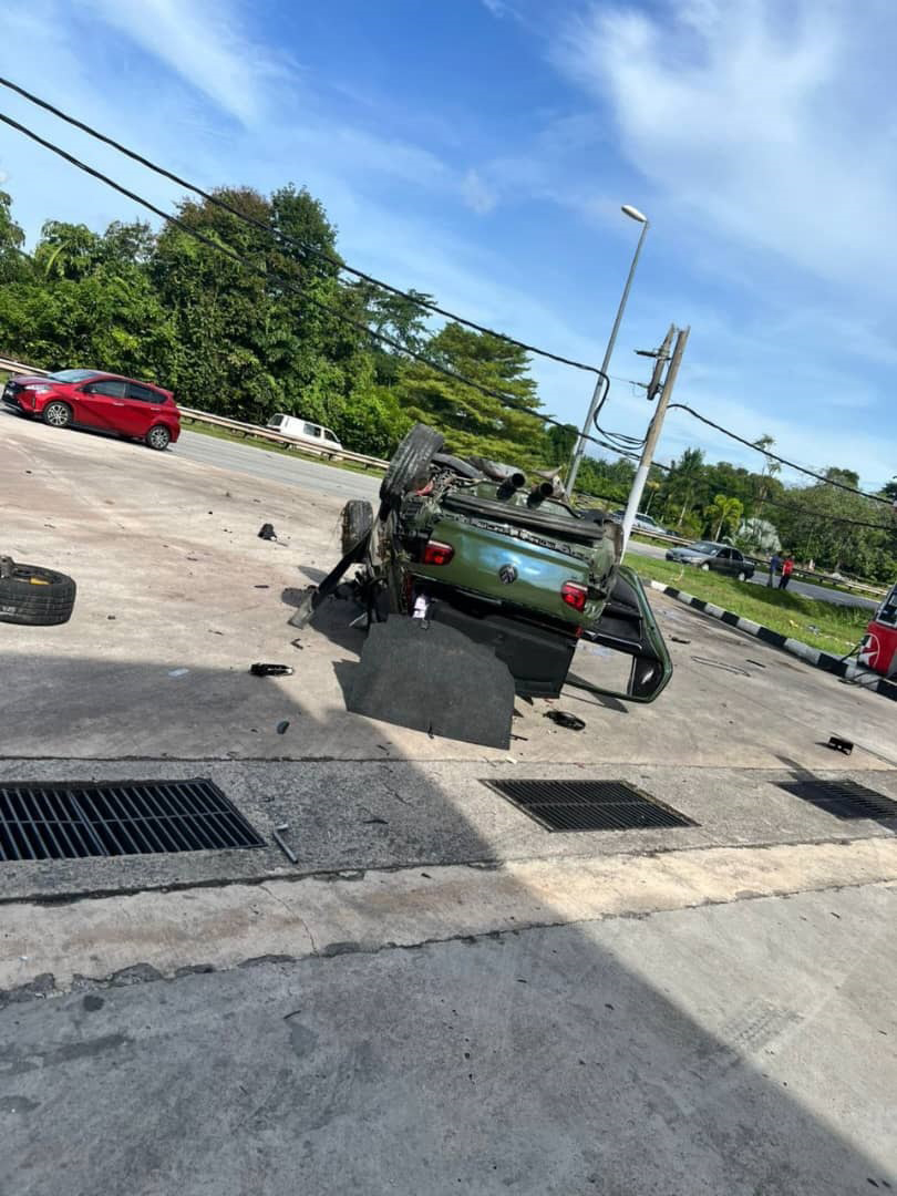 疑为闪避摩哆 猛撞加油站分界堤 车辆凌空翻滚