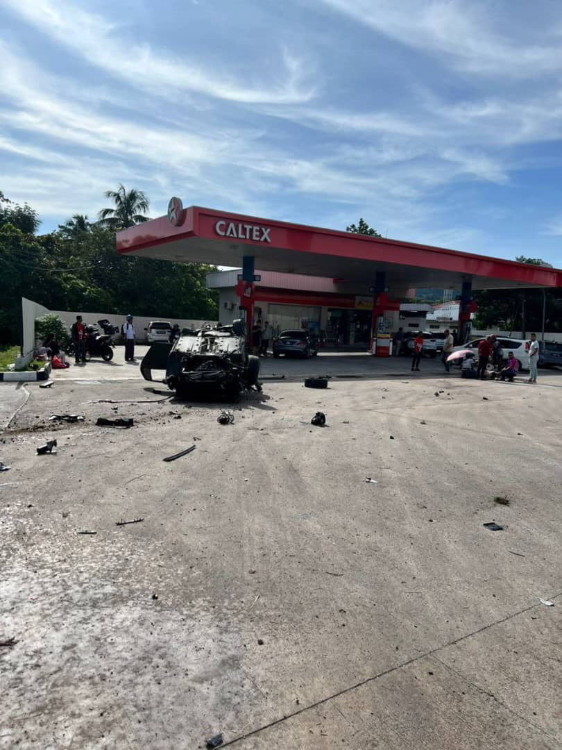 疑为闪避摩哆 猛撞加油站分界堤 车辆凌空翻滚