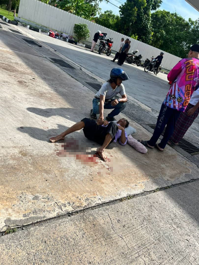 疑为闪避摩哆 猛撞加油站分界堤 车辆凌空翻滚