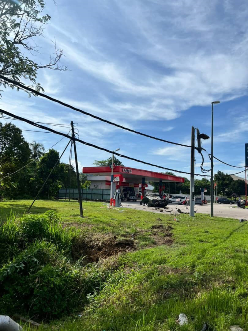 疑为闪避摩哆 猛撞加油站分界堤 车辆凌空翻滚