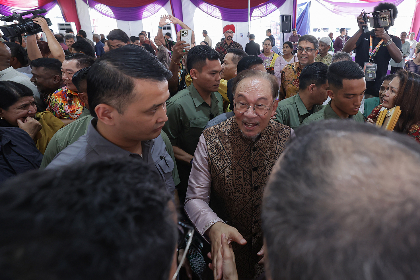 安华（中）抵达时受到热烈欢迎。