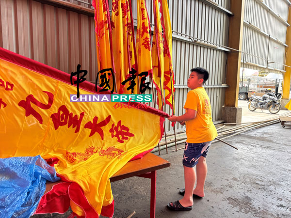 李成安儿子李政均也在旁协助。