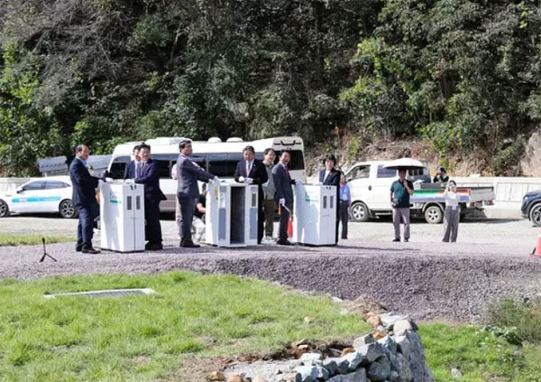 韩国金海市“花浦川湿地科学馆”近日举办开馆典礼，规划在现场野放3只国宝级的濒危鸟类“东方白鹳”，不料，其中一只白鹳从箱内放出后未能展翅飞翔，反而当场倒地不起，送医后宣告不治。