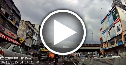 摩哆撞歪轿车侧镜 骑士还丢瓶子 比中指