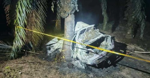 驾车失控撞树起火 军人与小女友烧死