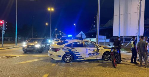 鸣笛警车救援途中 遭摩哆猛撞 骑士重伤送院！