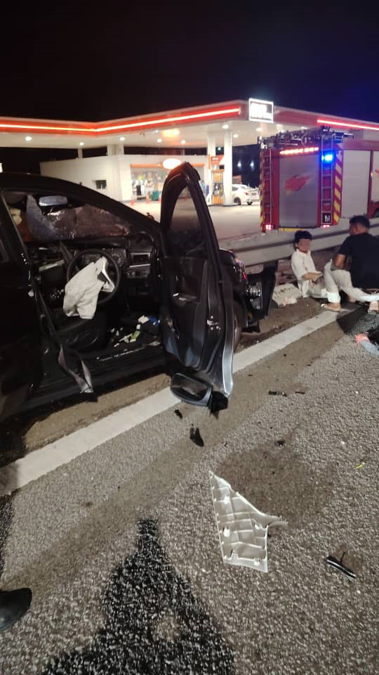 轿车的安全气囊弹出。