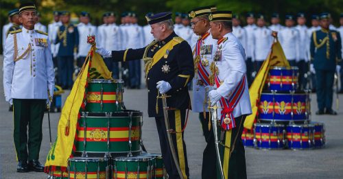 元首今主持 军旗更换仪式