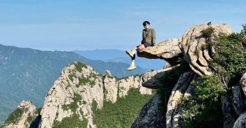 “别拿命博流量！”韩雪岳山禁区成游客热点 官方促删悬崖打卡照！