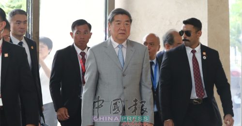 何立峰 贝森特 抵达会场展开会谈