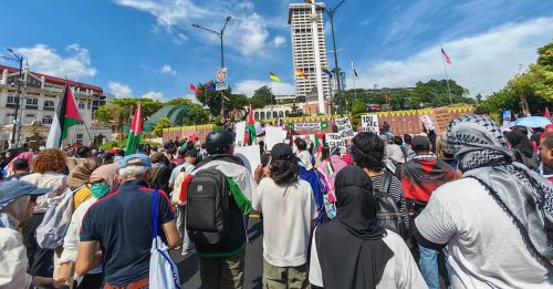 逾200人聚独立广场 群情激昂 反特朗普来马