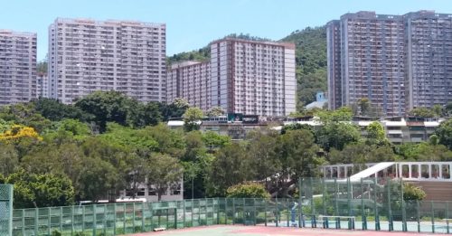 父母外出旅游 童独留家中 坠楼死