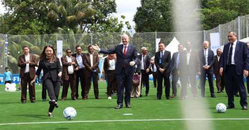 东盟峰会｜杨巧双FIFA会长 推介儿童小型足球场