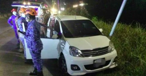 轿车失控撞灯柱 六旬男子坐毙司机座