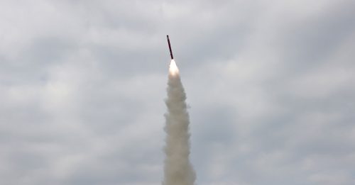 特朗普访韩前夕 朝鲜试射巡航导弹