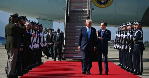 抵达亚洲行最后一站韩国 特朗普获赠金冠最高勋章