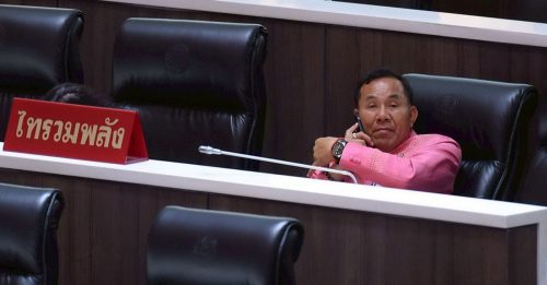 泰国王太后逝世 议员穿粉红泰服开会捱轰