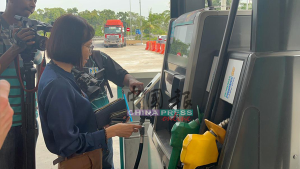 若有不明白，民众可向油站工作人员寻求帮助，以避免混乱情况出现。