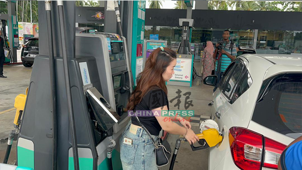 民众依据程序添油，一切进展顺利。